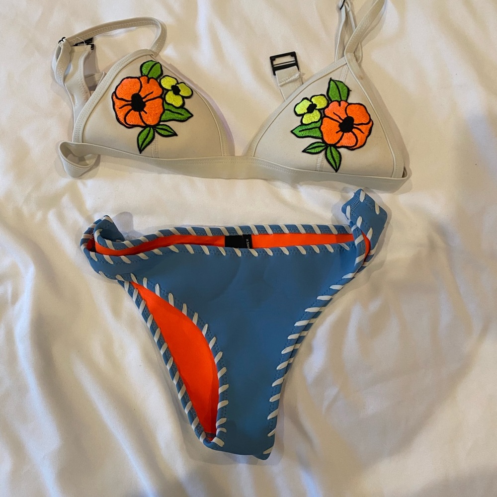 TRIANGL BIKINI!!!!  SIZE XS